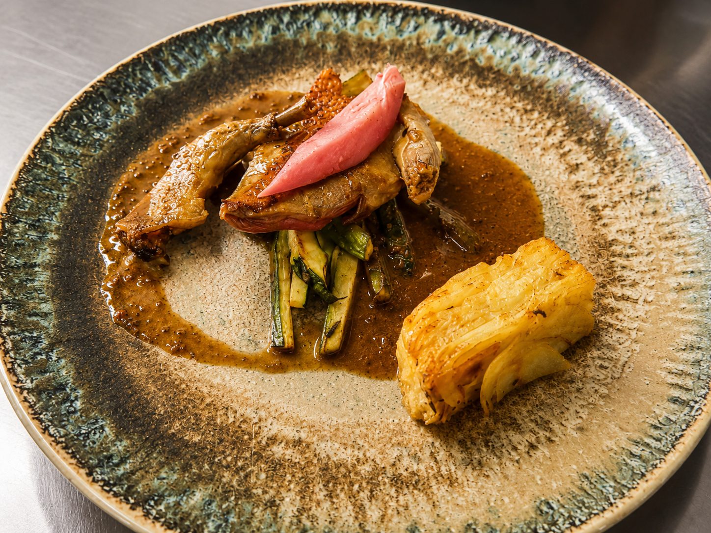 Viande rôtie et sa garniture